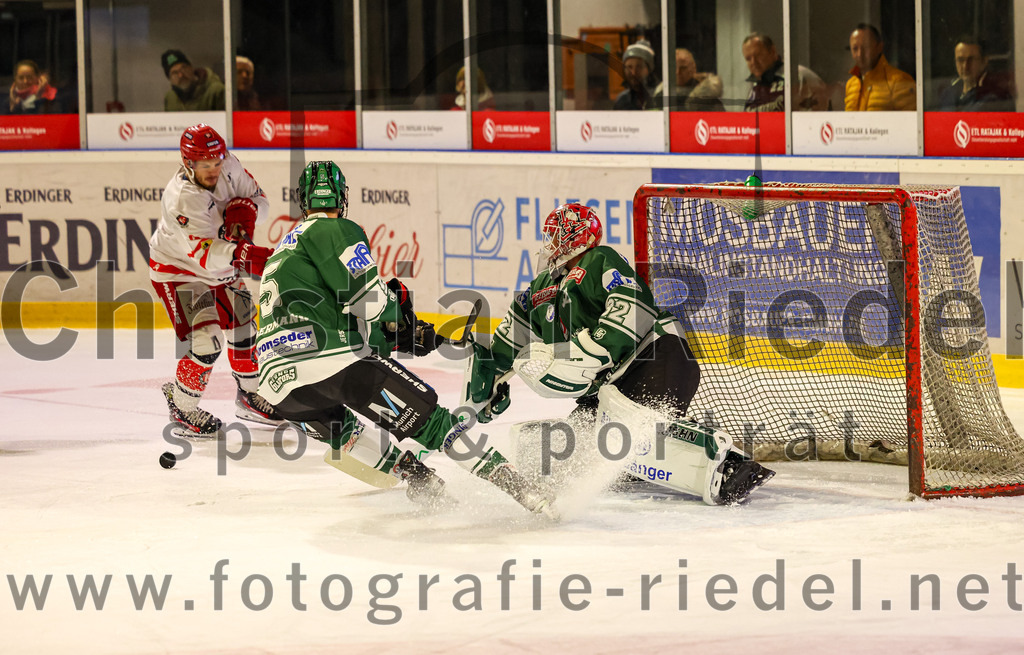 2023-10-20_122_TSV_Erding_gegen_EHC_Klostersee | Erding, Deutschland, 20.10.2023:.Eishockey, Bayernliga Vorrunde 2023 / 2024, 2. Spieltag, TSV Erding gegen EHC Klostersee, Endergebnis: 7:2..Florian Zimmermann (Erding Gladiators, #5), Torwart Dimitri Pätzold (Erding Gladiators, #32)..Foto: Christian Riedel / fotografie-riedel.net