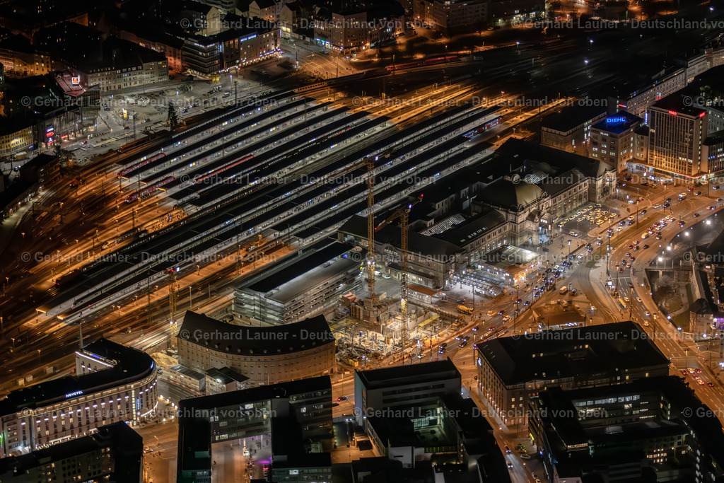 3901462 | NüRNBERG 21.08.2021 Gleisverlauf und Gebäude des Hauptbahnhofes der Deutschen Bahn im Ortsteil Mitte in Nürnberg im Bundesland Bayern, Deutschland. Weiterführende Informationen bei: DB Netz AG,  Deutsche Bahn AG. // Track progress and building of the main station of the railway in the district Mitte in Nuremberg in the state Bavaria, Germany. Further information at: DB Netz AG,  Deutsche Bahn AG. Foto: Gerhard Launer