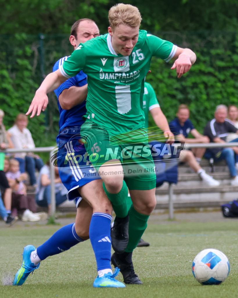 Bünder SV - SV Enger-Westerenger, | Auf dem Bild zu sehen: grün Bünder SV: Florian Finke ; blau SV Enger-Westerenger: Tim Rogalski Bünder SV, SV Enger-Westerenger, Saison 25/26, Kreisliga A, Bünde, Deutschland - Realisiert mit Pictrs.com