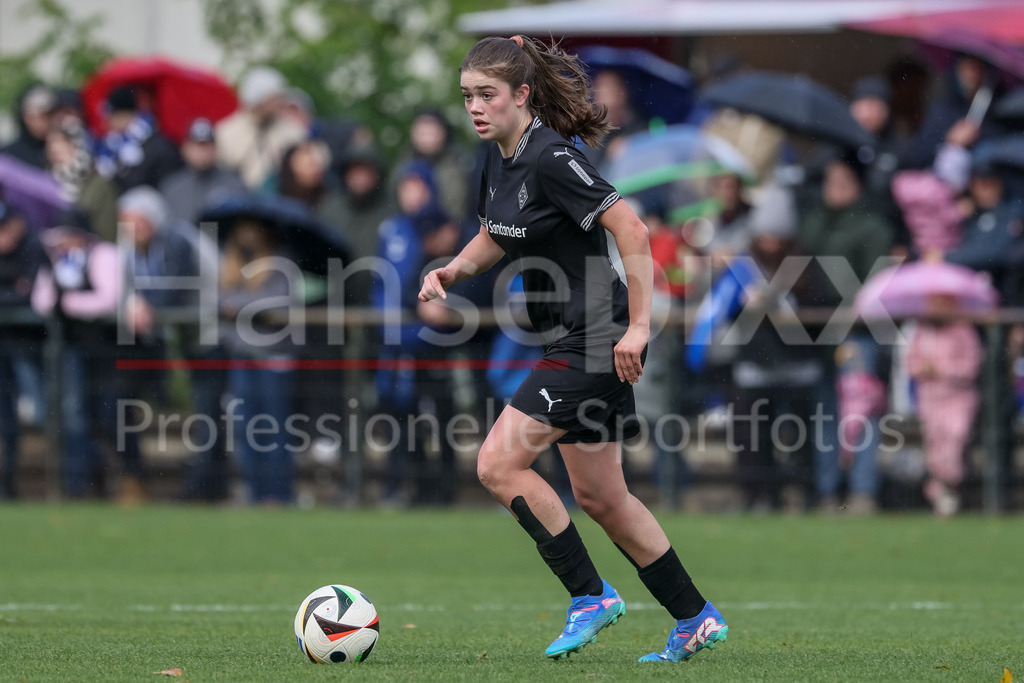 Fussball, 2. Frauen-Bundesliga, Hamburger SV - Borussia Mönchengladbach | v.li.: Kiki Scholten (Borussia Mönchengladbach, 20) am Ball, Freisteller, Einzelbild, Ganzkörper, Aktion, Action, Spielszene, DIE DFB-RICHTLINIEN UNTERSAGEN JEGLICHE NUTZUNG VON FOTOS ALS SEQUENZBILDER UND/ODER VIDEOÄHNLICHE FOTOSTRECKEN. DFB REGULATIONS PROHIBIT ANY USE OF PHOTOGRAPHS AS IMAGE SEQUENCES AND/OR QUASI-VIDEO.