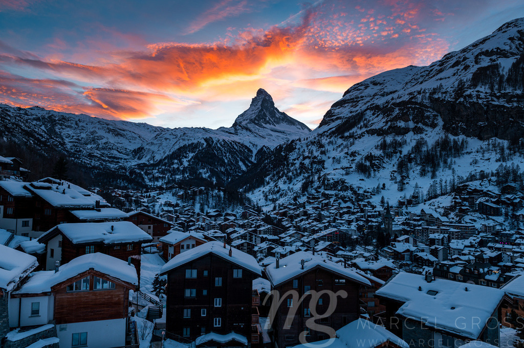 Zermatt and Matterhorn in the Alps of Switzerland on a wonderful sunset | Die ideale Geschenkidee für Naturliebhaber. Naturbilder von Marcel Gross Photography für ihr Zuhause in den verschiedensten Formaten und Materialien. - Realisiert mit Pictrs.com
