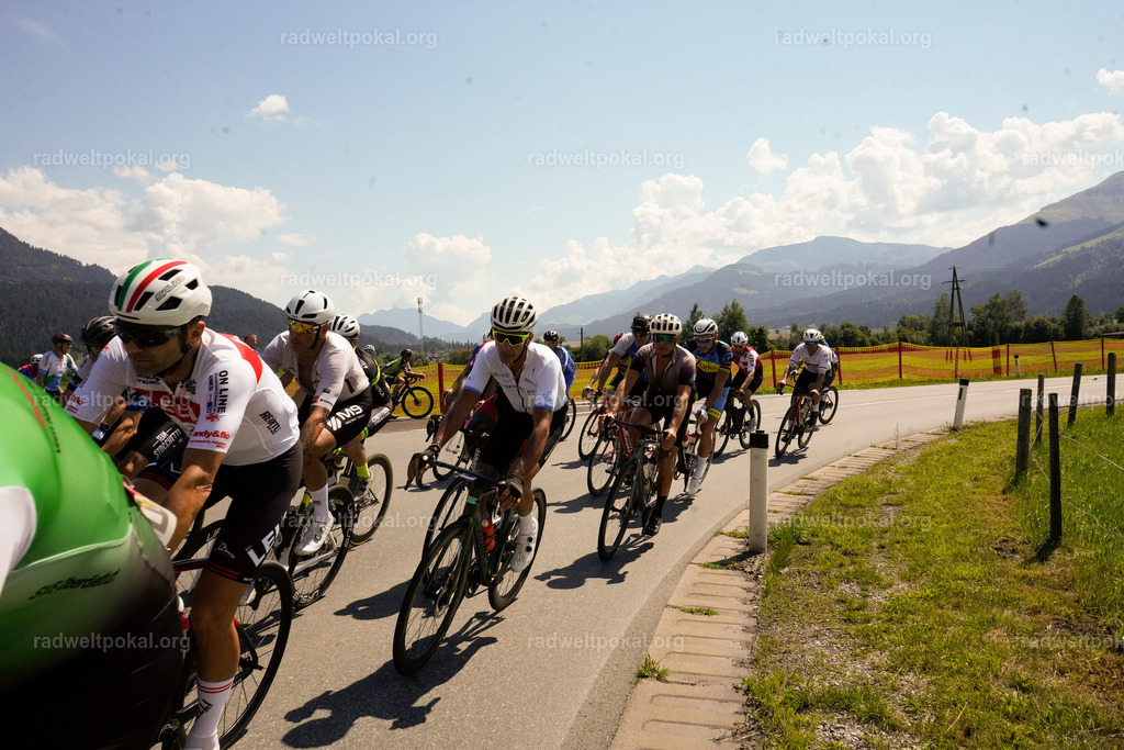 286_20230817_Bewerb_Maenner_Muehlanger | AUT - OESTERREICH, 2023-08-16: SPORT RENNRAD-FAHREN - 55. INTERNATIONALER RADWELTPOKAL IN ST. JOHANN IN TIROL  - Vintage-Radrennen mit WM-Bronze-Medaillen-Siegerin Christina Schweinberger, den Teilnehmer und Alexander Baumann (vom Orginastions-Team) - TAG 2 BEWERB MAENNER IN SECHS GRUPPEN  ; Foto: Roland Muehlanger