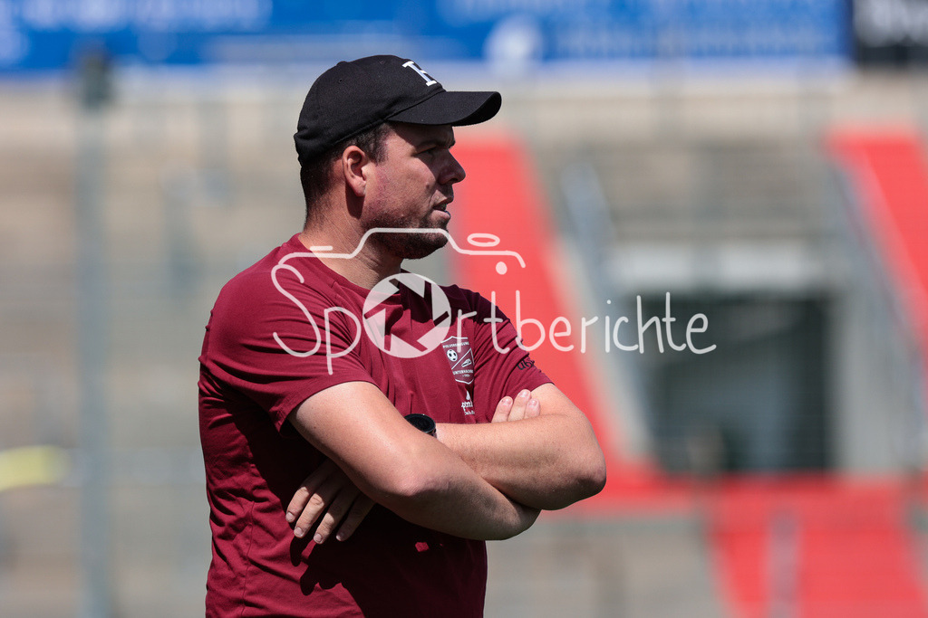 SpVgg Unterhaching - FC Ingolstadt | im Bild Marc Unterberger in Akion / Freisteller / Einzelfoto