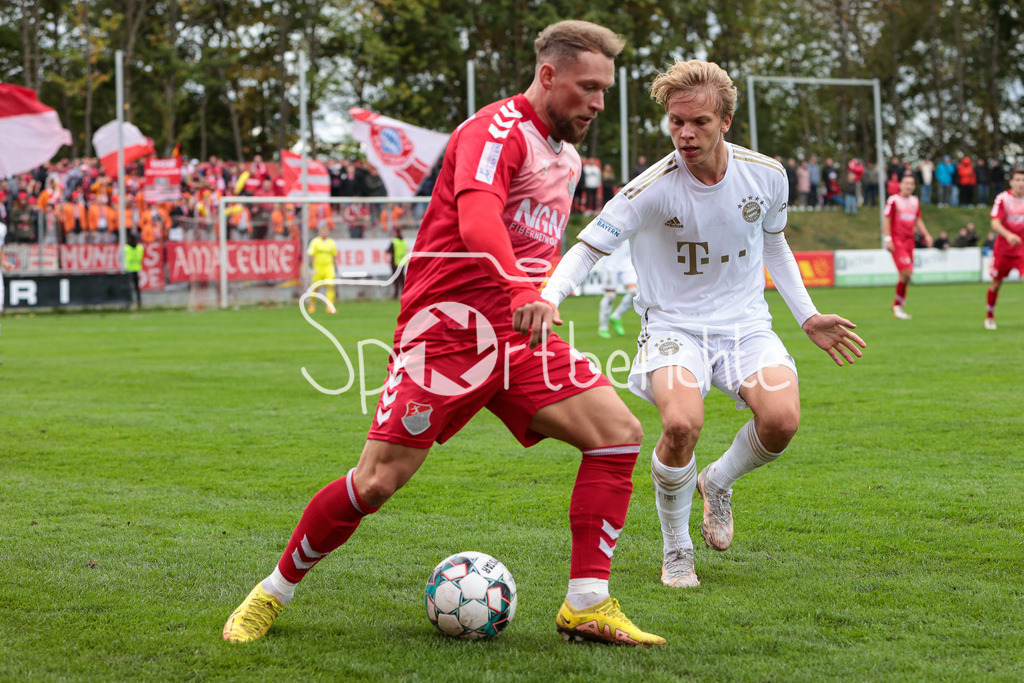 TSV Aubstadt - FC Bayern Amateure | Patrick HOFMANN (TSV #22) im Duell mit Franz KRAETZIG (FCB #29)