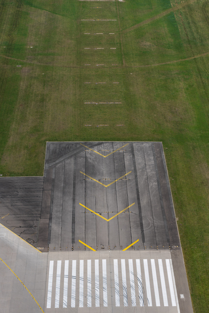 dr__0015405.jpg | MüNCHEN 03.08.2018 Start- und Landebahnen mit Rollwegen Hangaranlagen und Terminals auf dem Gelände des Flughafen Anfang der Landebahn in München im Bundesland Bayern, Deutschland. // Runway with hangar taxiways and terminals on the grounds of the airport Anfong of Londebahn in Munich in the state Bavaria, Germany. Foto: Daniel Reiter