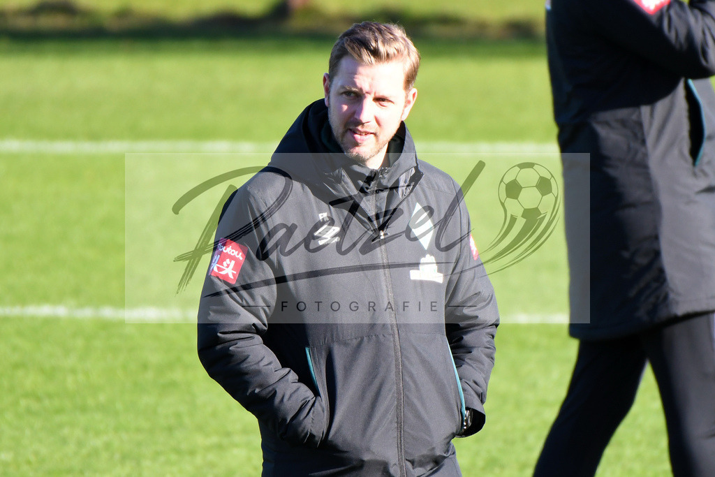 20200205_TRASVW_0067 | Fußball, Herren: Trainer Florian Kohfeldt (SV Werder Bremen)&nbsp; schaut waehrend der Trainingseinheit des SV Werder Bremen im Wohninvest Weserstadion am 05.02.2020 in Bremen, Deutschland. - Realisiert mit Pictrs.com