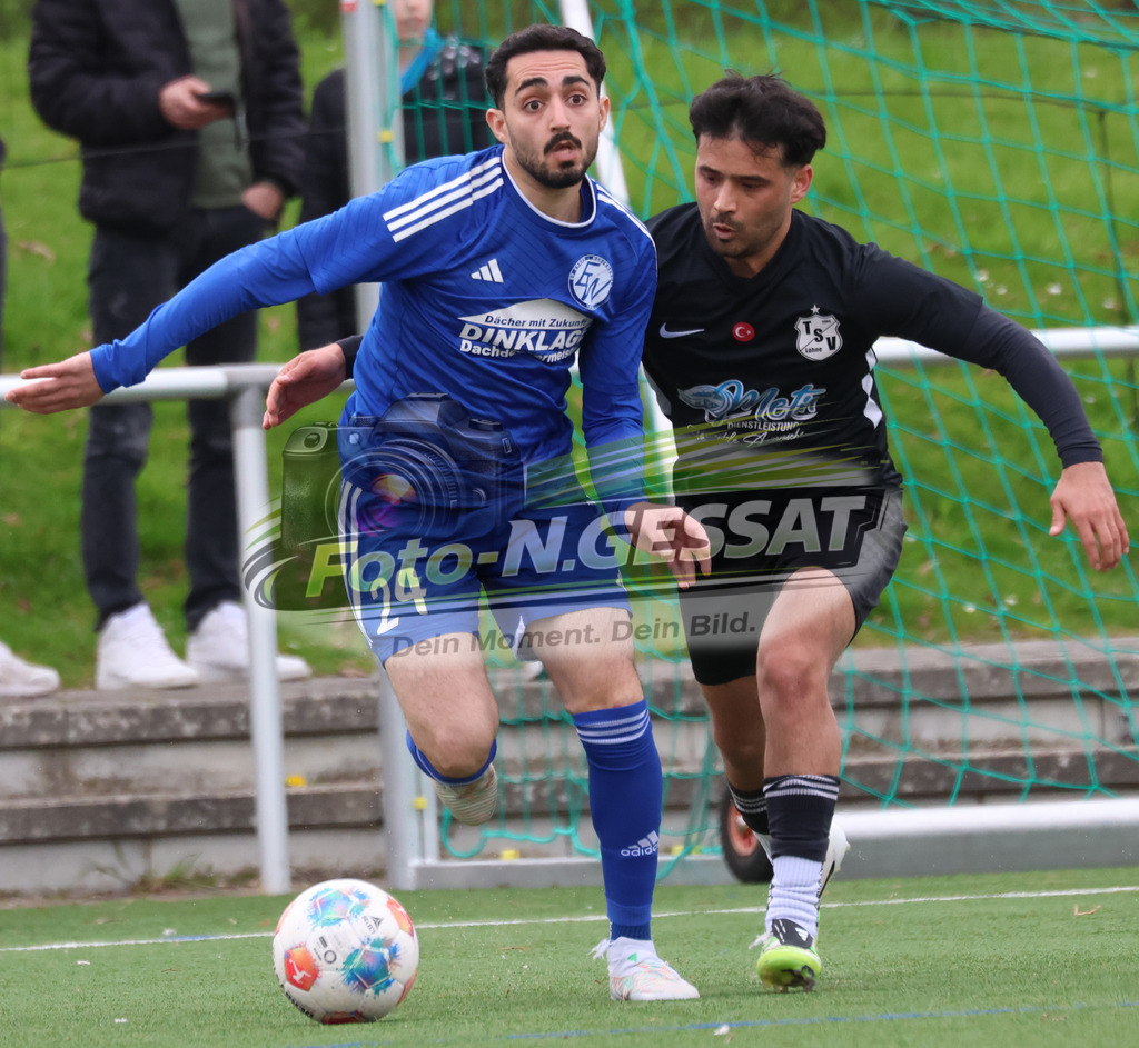 SV Enger-Westerenger - TSV Löhne | Auf dem Bild zu sehen: blau SV Enger-Westerenger: Ali Alali ; schwarz TSV Löhne: Hasib Ahmadi SV Enger-Westerenger, TSV Löhne, Saison 25/26, Kreisliga A, Enger, Deutschland - Realisiert mit Pictrs.com