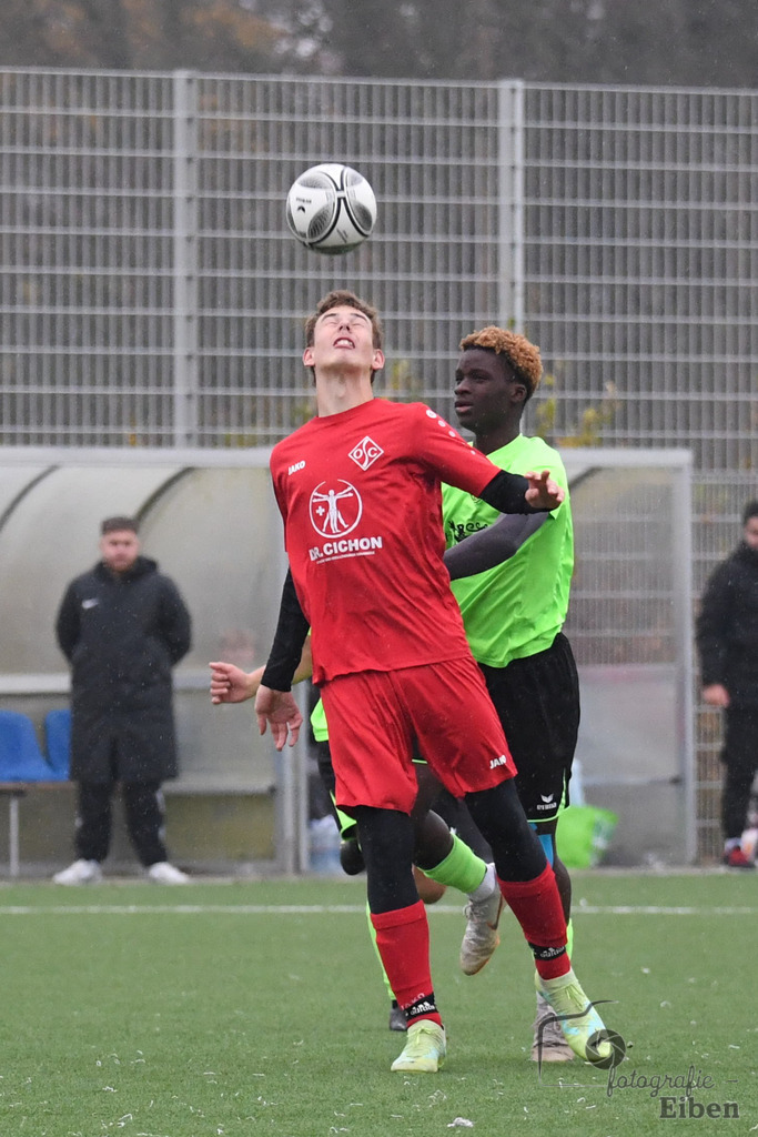JFV Edewecht-Osnabrücker SC | C-Jugend Landesliga; JFV Edewecht (grün)-Osnabrücker SV (rot) am 18.11.2023; in Edewecht (Sportanlage Göhlenweg), Photo: Philip Eiben 2023 - Realisiert mit Pictrs.com