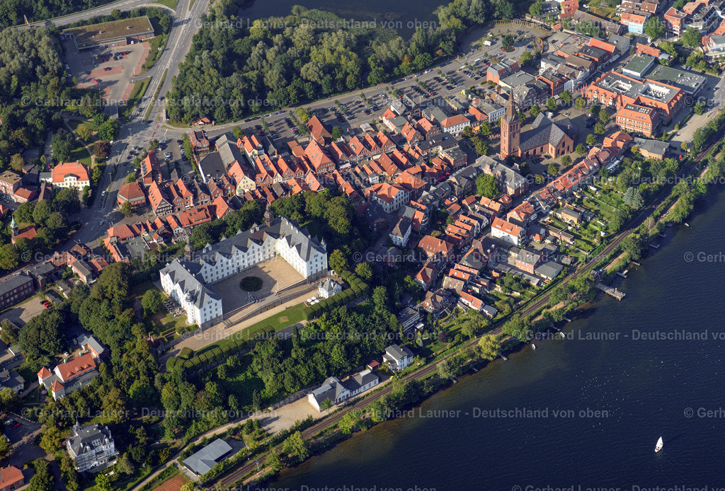 3293137 | PLöN 07.08.2020 Ortskern am Uferbereich der Seen- Kette des Plöner Sees in Plön in der Holsteinischen Schweiz im Bundesland Schleswig-Holstein, Deutschland. // Village on the banks of the area lake of the chain of lakes of the Ploener See in Ploen in the Holsteinische Schweiz in the state Schleswig-Holstein, Germany. Foto: Gerhard Launer