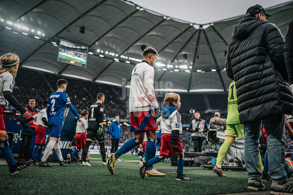Fußball | Männer | Saison 2024/2025 | 2. Fußball-Bundesliga | 15. Spieltag | Hamburger SV vs. SV Darmstadt 98 | 08.12.2024 | Ransford Königsdörffer (#11, HSV) beim Einlauf