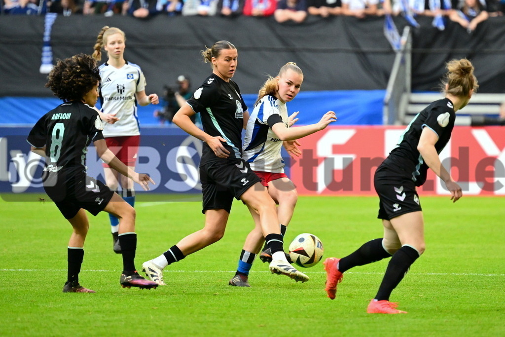 KBS Picture_HSV-Bremen_Frauen_003 | v.l. Muehlhaus Larissa (Werder Bremen Frauen) , Stoldt Svea (HSV Frauen) ,Sportplatz :  Volksparkstadion, - Realisiert mit Pictrs.com