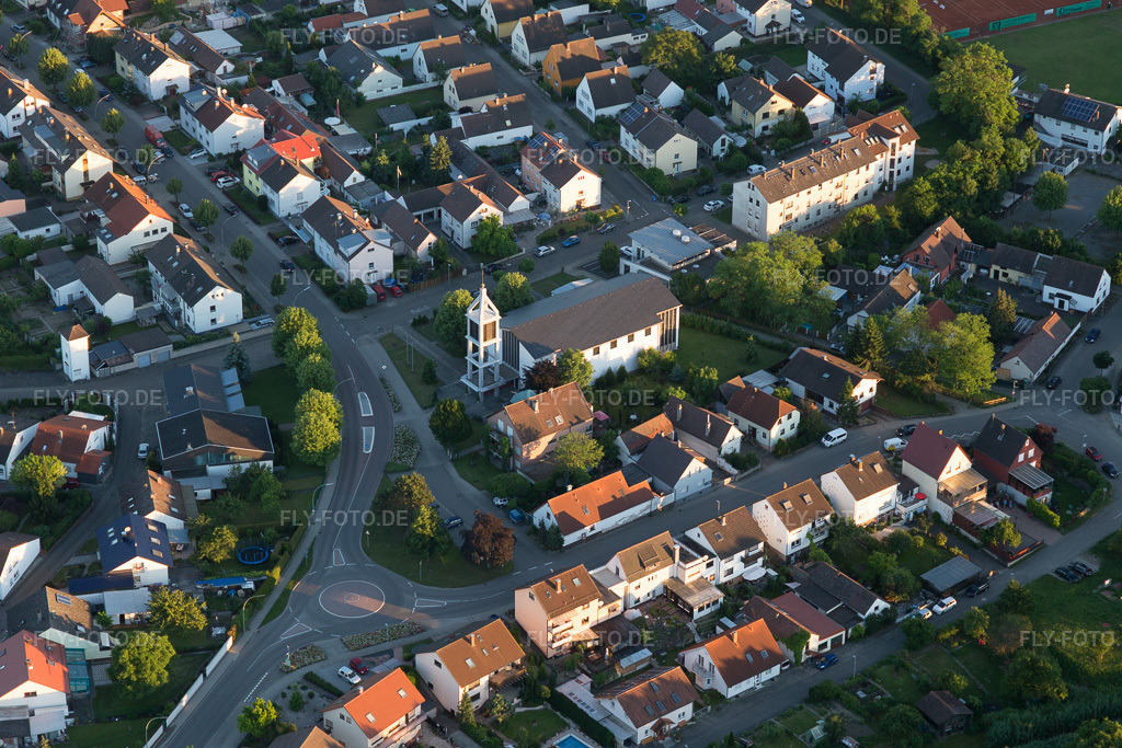 Luftbild: Maria Königin Kirche im Ortsteil Linkenheim in Linkenheim-Hochstetten im Bundesland Baden-Württemberg in Deutschland. Foto: IMG_100932.jpg vom 10.06.2017 durch Werner Riehm/FLY-FOTO.de