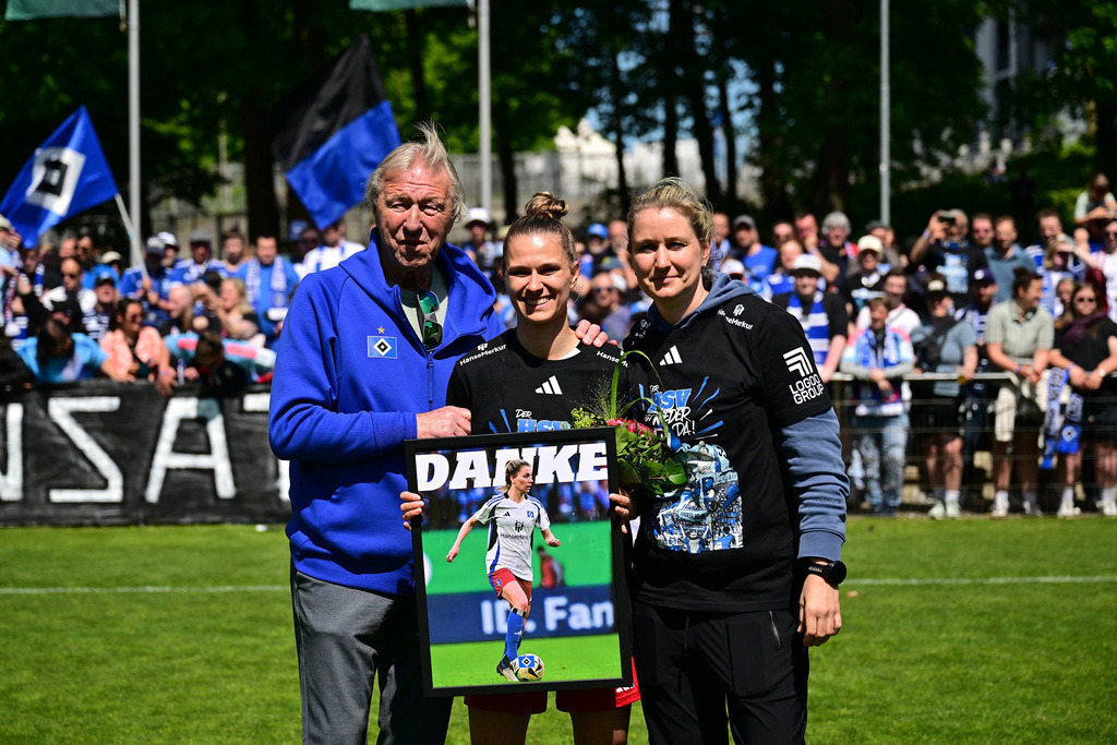 Fußball I Frauen I Saison 2024-2025 I 2. Bundesliga I 25. Spieltag I Hamburger SV - SC Freiburg II | Abschied mitte: Jana Braun (15, Hamburger SV) - Realisiert mit Pictrs.com