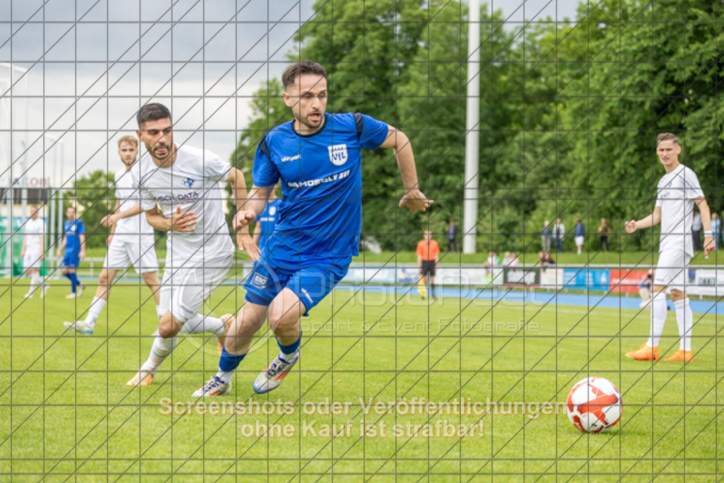 20250529_170653_0110 | #,  VfL Kirchheim (blau) vs. 1.FC Eislingen (weiß), Fußball, Bezirkspokal Finale - Bezirk Neckar/Fils, 2024/2025, Rasenplatz VfL Stadion Kirchheim, Jesinger Straße 105, 73230 Kirchheim, 29.05.2025 - 16:30 Uhr,Foto: PhotoPeet-Sportfotografie/Peter Harich