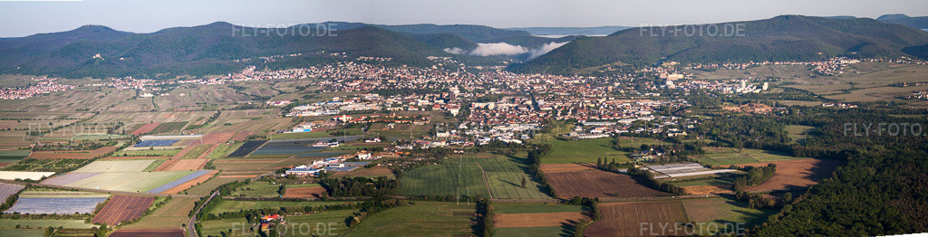 Luftbild: Panorama mit Morgennebel vom Ortsbereich und der Umgebung in Neustadt an der Weinstraße im Bundesland Rheinland-Pfalz in Deutschland. Foto: IMG_64626-Bearbeitet.jpg vom 04.05.2014 durch Werner Riehm/FLY-FOTO.deAuflösung des Originals: 10857 x 2777 px
