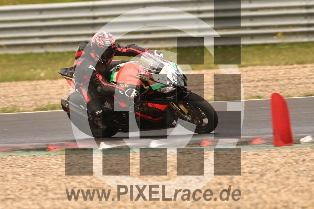 0145-20250822_02140 | Schöne Erinnerungen an spannende Momente - das festzuhalten ist unser Job. PIXELrace.de ist seit 2003 auf den Rennstrecken Europas unterwegs um die Action draußen beim Fahren und die wunderbare Stimmung imm Fahrerlager für euch einzufangen.