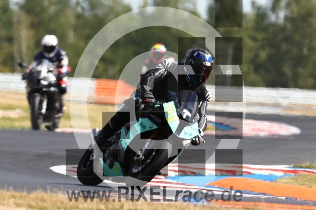 0102-20240726_00847 | Schöne Erinnerungen an spannende Momente - das festzuhalten ist unser Job. PIXELrace.de ist seit 2003 auf den Rennstrecken Europas unterwegs um die Action draußen beim Fahren und die wunderbare Stimmung imm Fahrerlager für euch einzufangen.