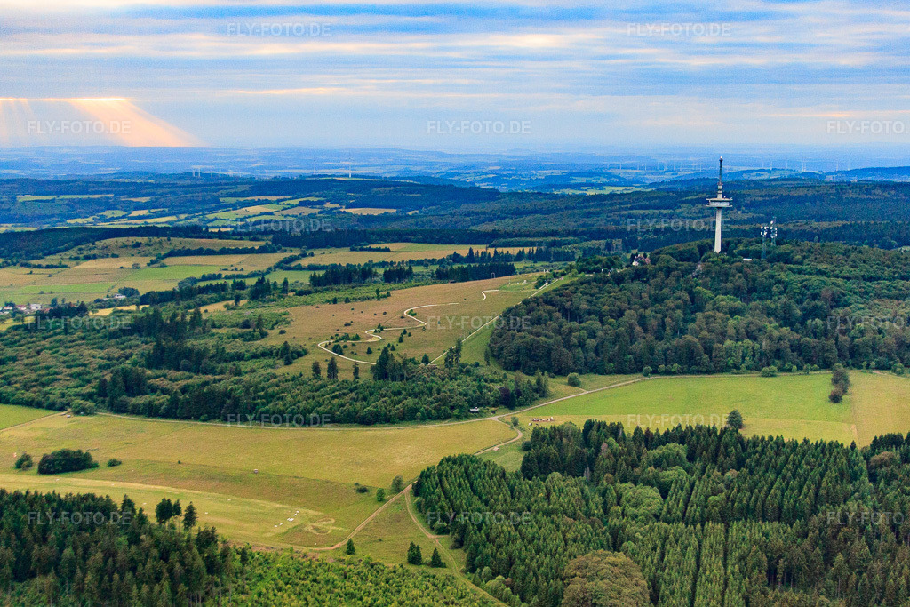 Luftbild: Landebahn des Segelfluggelände Hoherodskopf im Ortsteil Breungeshain in Schotten im Bundesland Hessen in Deutschland. Foto: IMG_68320.jpg vom 20.06.2014 durch Werner Riehm/FLY-FOTO.deSegelfliegen Frankfurt | Günstig Segelflug erlernen bei Frankfurt