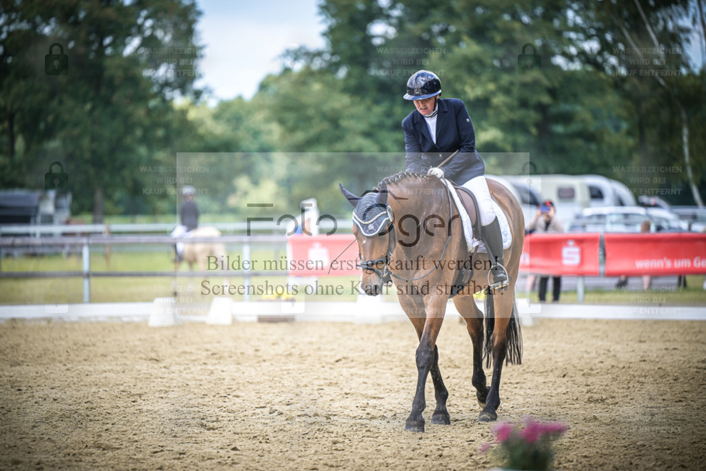 DOS_6919 | Entdecke hochwertige Reitturnierfotos von Foto Oger. Professionell, emotional und authentisch – jetzt Lieblingsmomente im Shop bestellen. - Realisiert mit Pictrs.com