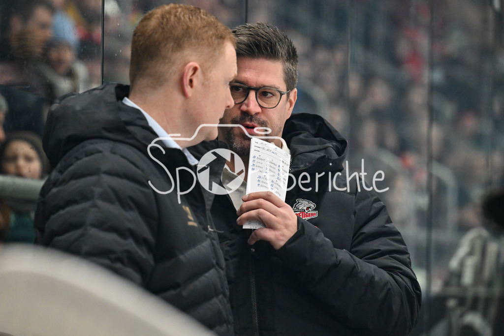 Augsburger Panther - Nürnberg Ice Tigers | im Gespreach Mitch O´KEEFE Cheftrainer Nürnberg Ice Tigers und Jochen HECHT CO-Trainer Nürnberg Ice Tigers / DEL: Augsburger Panther - Nuernberg Ice Tigers, Curt Frenzel Stadion am 03.01.2025