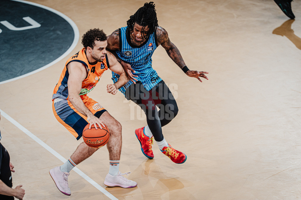 Basketball | Männer | Saison 2025/2026 | easyCredit Basketball Bundesliga | 13. Spieltag | Veolia Towers Hamburg vs. Rostock Seawolves | 22.04.2026 | v.l. Elias Baggette (#4, Rostock Seawolves) gegen Leonard Thorpe Jr. (#2, Veolia Towers Hamburg)