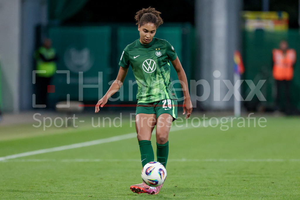 Fussball, Google Pixel Frauen-Bundesliga, VfL Wolfsburg - SV Werder Bremen | Cora Zicai (VfL Wolfsburg, 28) am Ball, Freisteller, Einzelbild, Ganzkörper, Aktion, Action, Spielszene, DIE DFB-RICHTLINIEN UNTERSAGEN JEGLICHE NUTZUNG VON FOTOS ALS SEQUENZBILDER UND/ODER VIDEOÄHNLICHE FOTOSTRECKEN. DFB REGULATIONS PROHIBIT ANY USE OF PHOTOGRAPHS AS IMAGE SEQUENCES AND/OR QUASI-VIDEO.
