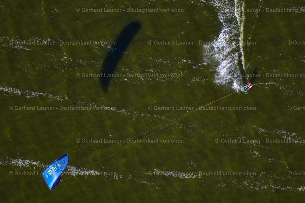 3638283 | BORN AM DARß 25.08.2016 Surfer - Kitesurfer und Segler in Fahrt auf dem Barther Bodden in Born am Darß im Bundesland Mecklenburg-Vorpommern, Deutschland. // Surfer - kitesurfer and sailors in motion on Barther Bodden in Born am Darss in the state Mecklenburg - Western Pomerania, Germany. Foto: Gerhard Launer