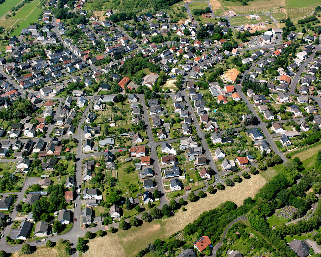 2610470 | HöRBACH 09.06.2006 Ortsansicht der Straßen und Häuser der Wohngebiete in Hörbach im Bundesland Hessen, Deutschland // Town View of the streets and houses of the residential areas in Hörbach in the state Hesse, Germany Foto: Gerhard Launer