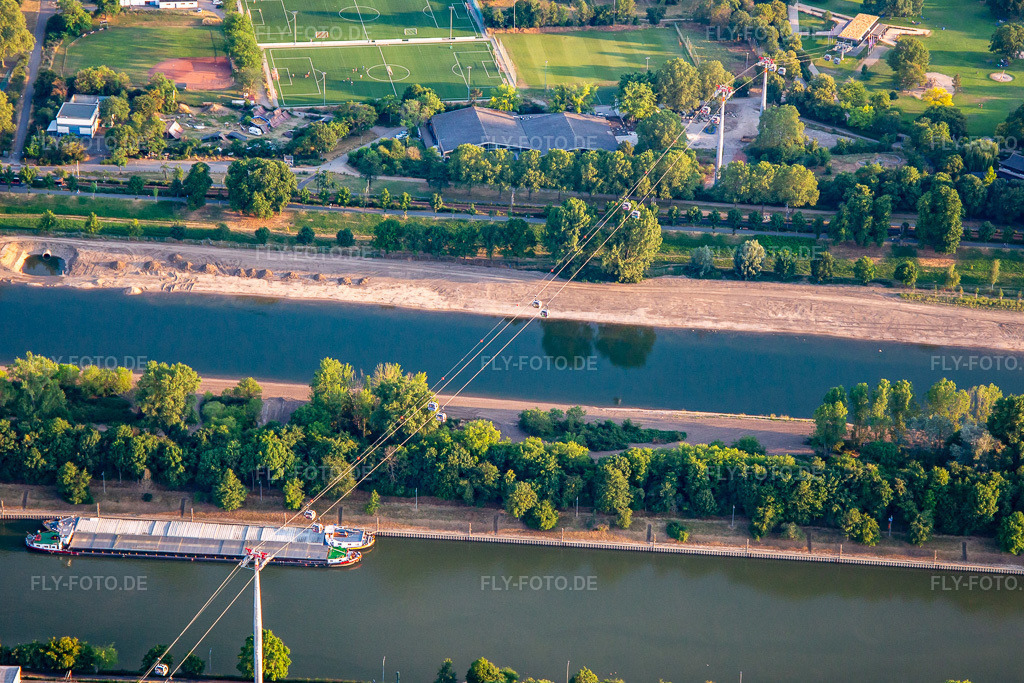 Luftbild: Seilbahnstation über den Neckar vom Spinelli zum Luisen-Park der Bundesgartenschau Mannheim BUGA 2023 im Ortsteil Neckarstadt-Ost in Mannheim im Bundesland Baden-Württemberg in Deutschland.Foto: IMG_137165.jpg vom 24.06.2023 durch Werner Riehm/FLY-FOTO.deAuflösung des Originals: 4786 x 3191 px