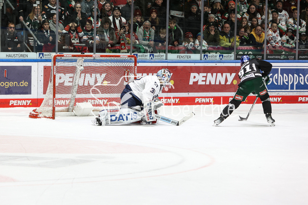 Augsburger Panther - Adler Mannheim | Arno TIEFENSEE (MERC #30)  muss ich beim Penalty von Luke ESPOSITO (AEV #91) geschlagen geben