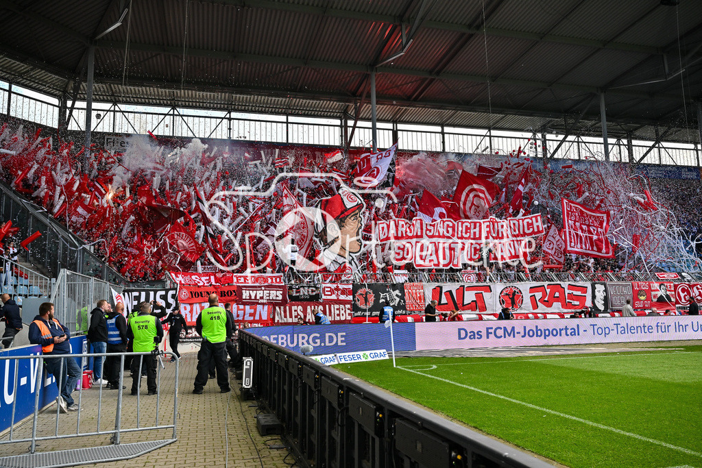 1. FC Magdeburg - Fortuna Düsseldorf | Die Fans der Fortua haben zu Spielbeginn eine Choreographie vorbereitet / Choreo / Ultras / 2. Bundesliga: 1. FC Magdeburg - Fortuna Duesseldorf, Avnet-Arena am 18.05.2025 / DFL REGULATIONS PROHIBIT ANY USE OF PHOTOGRAPHS AS IMAGE SEQUENCES AND/OR QUASI-VIDEO / Pyrotechnik / Pyro