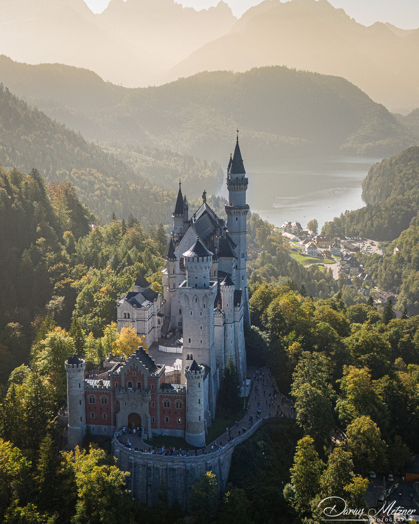 Das Schloss Neuschwanstein | Das Schloss Neuschwanstein steht oberhalb von Hohenschwangau bei Füssen im südöstlichen bayerischen Allgäu