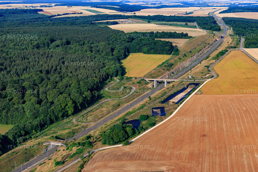 Luftbild: TGV Bahnstrecke in Prény im Bundesland Meurthe-et-Moselle in Frankreich. – Foto: IMG_083268.jpg vom 12.07.2015 durch Werner Riehm/FLY-FOTO.de – Auflösung des Originals: 5472 x 3648 px