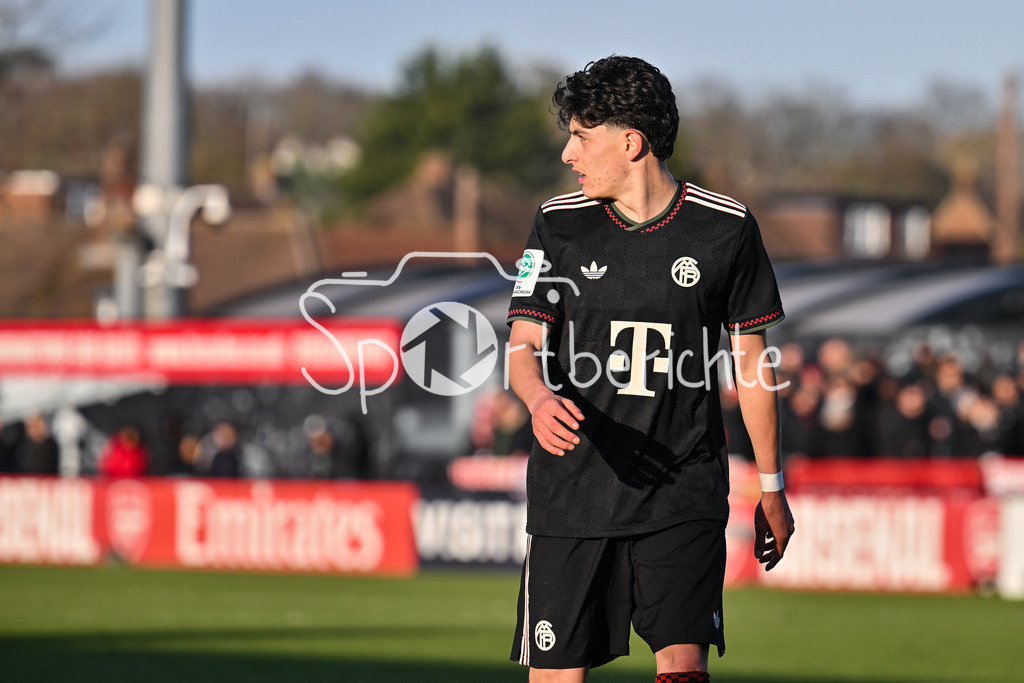 Arsenal London U19 - FC Bayern München U19 | BOREHAMWOOD, ENGLAND - 26. NOVEMBER: Im Bild Deniz OFLI (FC Bayern München U19 3) / Einzelfoto / Freisteller beim Ligaspiel zwischen der U19 von Arsenal London und der U19 des FC Bayern München am 5. Spieltag der UEFA Youth League im Meadow Park am 26.11.2025
