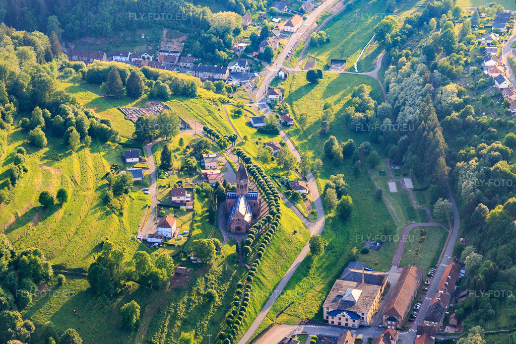 Vue aérienne: Église catholique Saint-Louis Saint-Louis-lès-Bitche à Saint-Louis-lès-Bitche dans le département Moselle, France – .Photo: IMG_107258.jpg prise le 18/05/2018 par Werner Riehm/FLY-FOTO.eu – Résolution de l'original: 4949 x 3299 px – Archiprêtré de Rohrbach-lès-Bitche - Diocèse de Metz