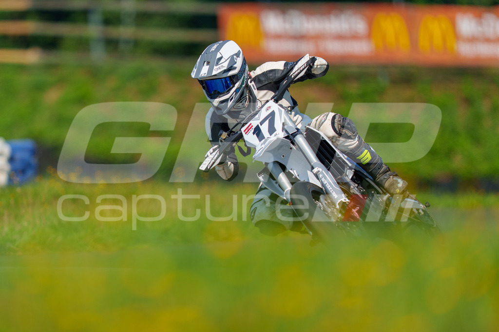 G-Cup + Supermoto Staatsmeisterschaft + Hungarian Supermoto Championship | GRIPcapture steht für authentische Sportfotografie in Österreich – für Momente, die mehr sind als Geschwindigkeit oder Ergebnis. Es geht um Emotion, Spannung, Fokus und den Augenblick, der oft nur einen Wimpernschlag dauert.Ob Motorsport, Teamsport oder 