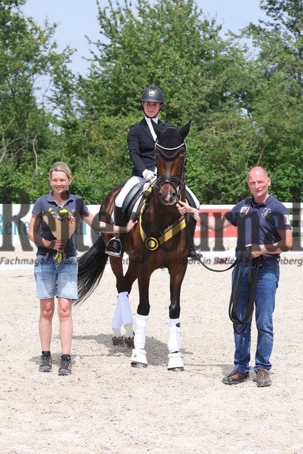 Weilheim_2024_Landeschampion der 6jähr.Dressurpferde_Nele Dobmann_FBW Vjera (7) | Alle Fotos der Reiterjournal Fotografin Doris Matthaes im Reiterjournal Online-Fotoshop. - Realisiert mit Pictrs.com