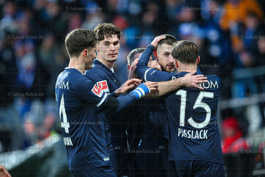 22. Dezember 2024 | VfL Bochum – FC Heidenheim | Tor durch Bero. Jubel. Zum Jahresabschluss gelang dem VfL Bochum der erste Saisonsieg. Das Duell mit Heidenheim wurde 2:0 gewonnen - Realisiert mit Pictrs.com
