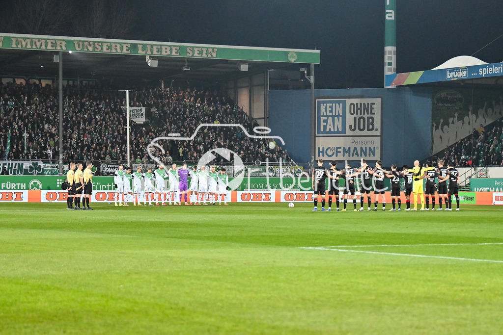 SpVgg Greuther Fürth - 1. FC Magdeburg | FUERTH, GERMANY - 06. FEBRUARY: im Bild die beiden Mannschaften bei der Schweigeminute vor dem Match zwischen der SpVgg Greuther Fürth und dem 1. FC Magdeburg am 21. Spieltag der 2. Bundesliga im Sportpark Ronhof Thomas Sommer