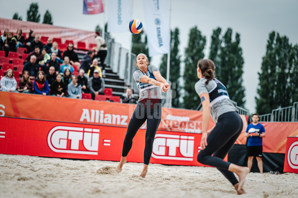 Beachvolleyball | Frauen | German Beach Tour 2024 | Tourstop Bremen | 07.06.2024 | Isabel Schneider nimmt den Ball an