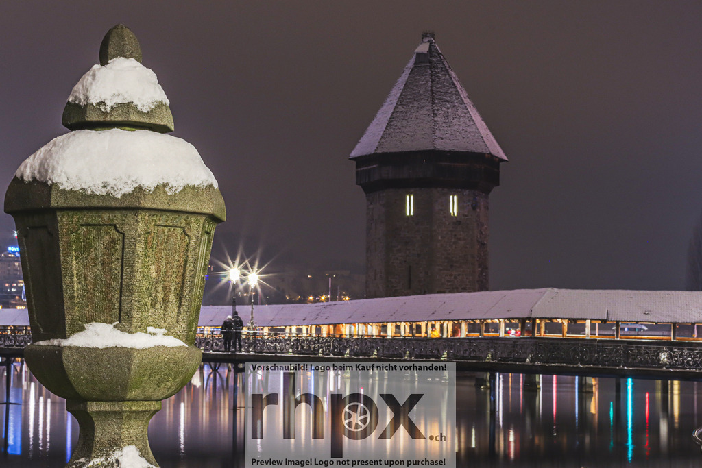 Winterabend an der Kapellbrücke | Verschneite Kapellbrücke in Luzern bei Nacht. - Realisiert mit Pictrs.com