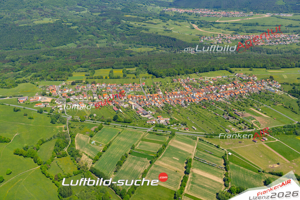 Die Luftaufnahme Langenleiten - Sandberg wurde 2022 vom Flugzeug aus (keine Drohne) erstellt. Hohe Auflösung -für große Poster und Wandbilder geeignet - Garantiert!