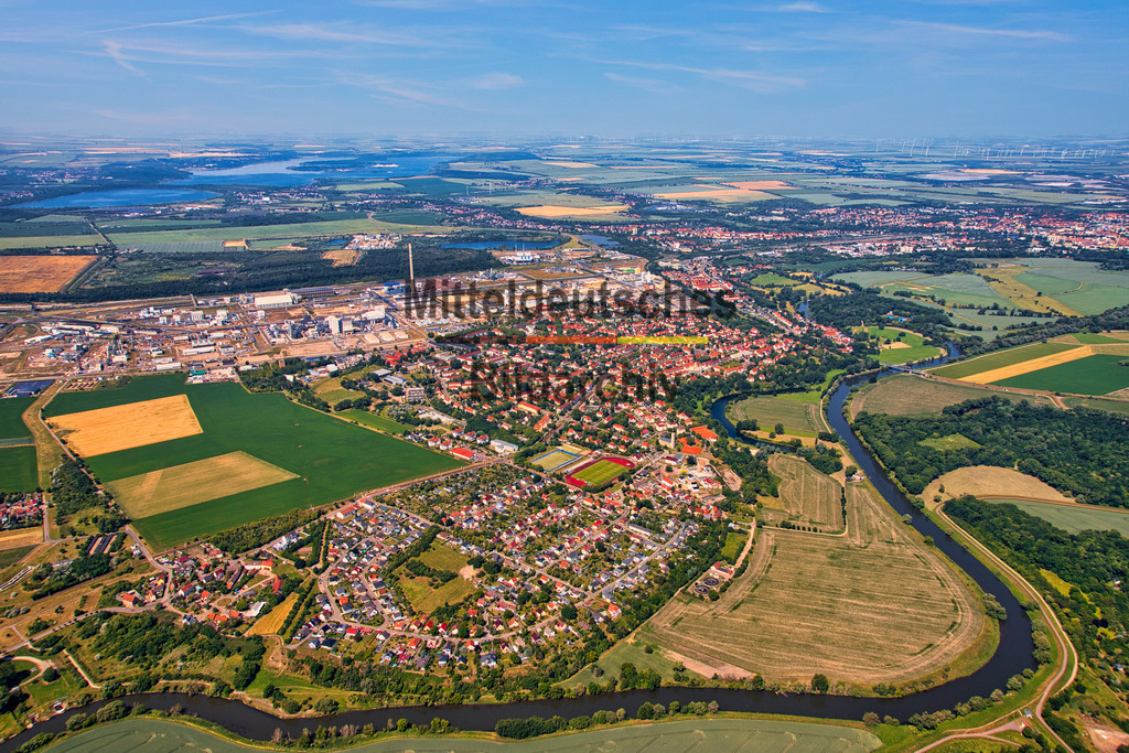 Leuna-Werke-Chemie-Saalekreis-Luftbild-Sachsen-Anhalt_6934 | Die Luftaufnahmen zeigen Leuna mit seiner gewachsenen Stadtstruktur und den unterschiedlichen Bereichen des Stadtgebietes. Aus der Vogelperspektive werden Wohngebiete, Straßen, Grünflächen und die Einbettung der Stadt in die umgebende Landschaft sichtbar. Die Bilder dokumentieren Leuna im Saalekreis aus der Vogelperspektive. - Realisiert mit Pictrs.com