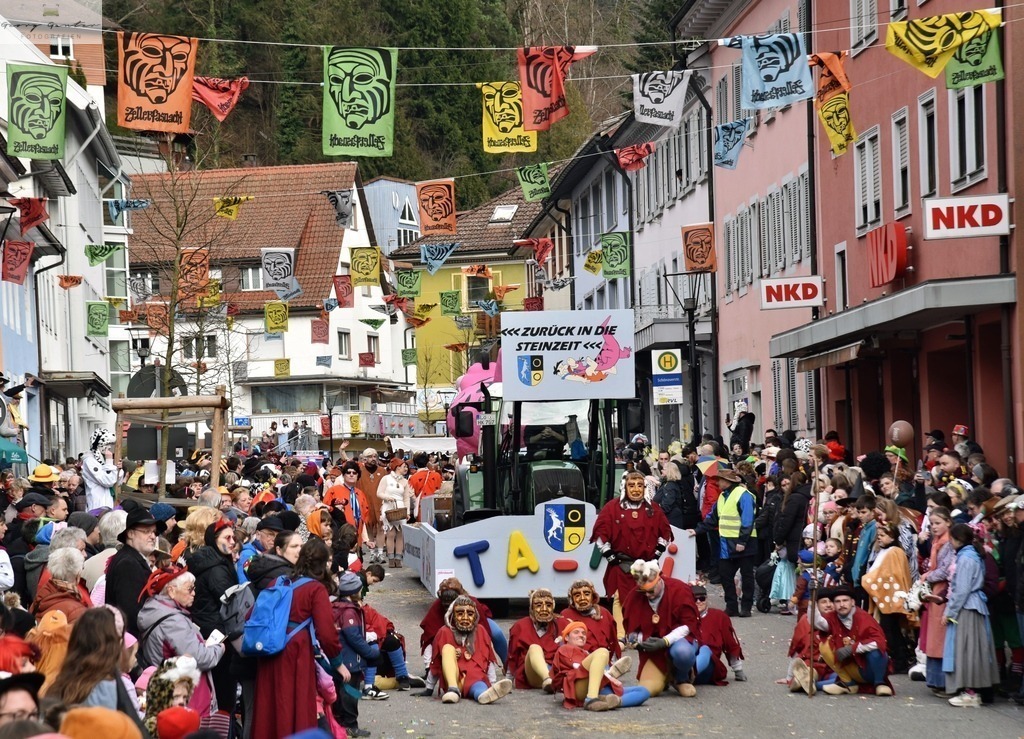 FasMontag _24-120-RA | Fotoblog Schwarzwald, Foto Blog Wiesental, Pfaffenberg, Winterzauber, Zeller Bergland, Zell im Wiesental, Fotoblog Wiesental, Landschaftsfotos, Bilder Wiesental, Natur, Naturbilder, Fastnacht, Zeller Fastnacht, Zeller Fasnacht, Zeller Bergland, Belchen, - Realisiert mit Pictrs.com