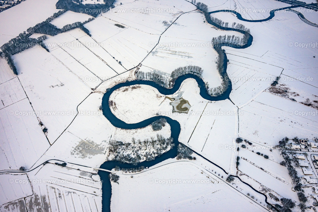 Stade_Schwinge_der-Fluss_Winter_Schnee_ELS_2835050126 | STADE 05.01.2026 Winterlich schneebedeckte Winterlich verfärbte Vegetationsansicht Mäandernde, serpentinenförmiger Kurvenverlauf eines Bach - Flüßchens " Schwinge " in Stade im Bundesland Niedersachsen, Deutschland. // Wintry snowy autumnal discolored vegetation view meandering, serpentine curve of a river " Schwinge " in Stade in the state Lower Saxony, Germany. Foto: Martin Elsen