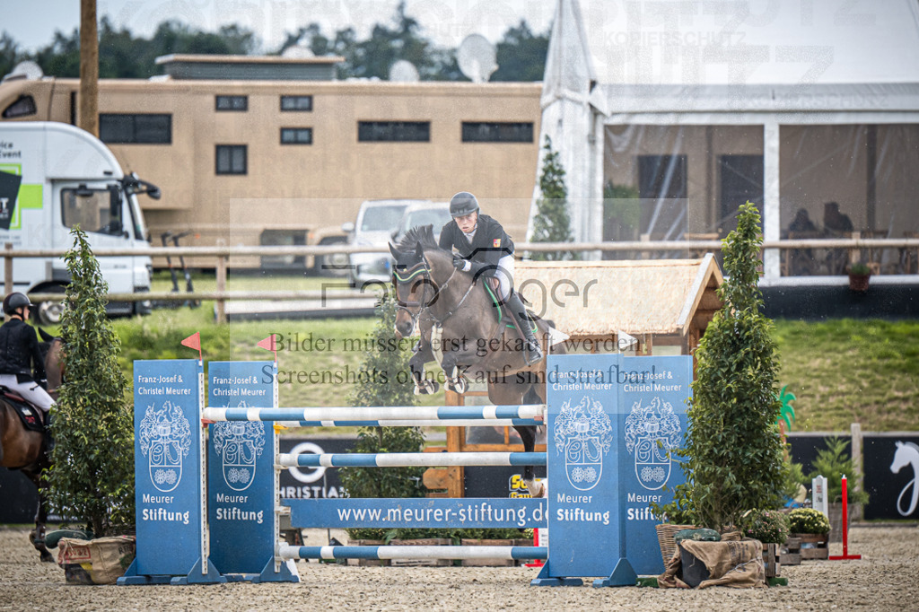 DOS_6375 | Entdecke hochwertige Reitturnierfotos von Foto Oger. Professionell, emotional und authentisch – jetzt Lieblingsmomente im Shop bestellen.Deutschlandweite Turnierfotografie. - Realisiert mit Pictrs.com