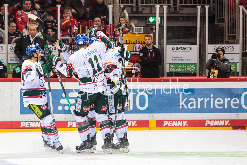 Duesseldorfer EG - Augsburger Panther | Die Geaste jubeln ueber den Treffer zum 0-1 durch Marcel BARINKA (AEV #71)