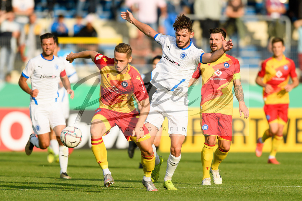 LOTKSC20210809_016 | Fussball, Herren: Christoph Kobald (Karlsruher SC) und Cedric Euschen (Sportfreunde Lotte) im Zweikampf beim Spiel der 1. Runde im DFB-Pokal zwischen SF Lotte und Karlsruher SC im Stadion am Lotter Kreuz am 09.08.2021 in Lotte, Deutschland.DFB / DFL REGULATIONS PROHIBIT ANY USE OF PHOTOGRAPHS AS IMAGE SEQUENCES AND/OR QUASI-VIDEO. - Realisiert mit Pictrs.com