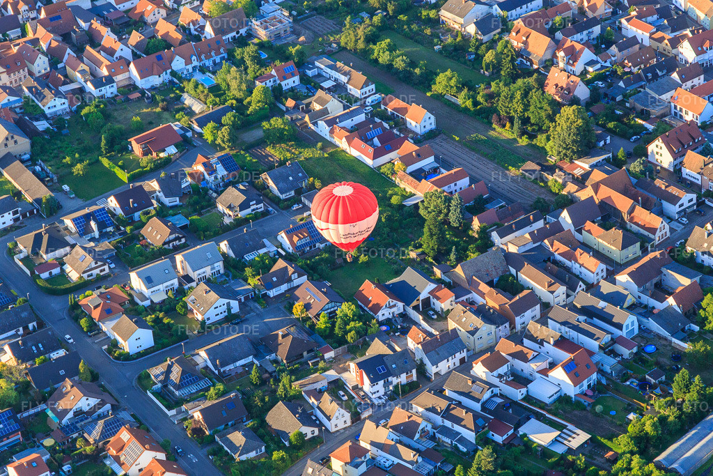 Luftbild: Heissluftballon über der Eichgartenstr in Dudenhofen im Bundesland Rheinland-Pfalz in Deutschland. Foto: IMG_100839.jpg vom 10.06.2017 durch Werner Riehm/FLY-FOTO.de
