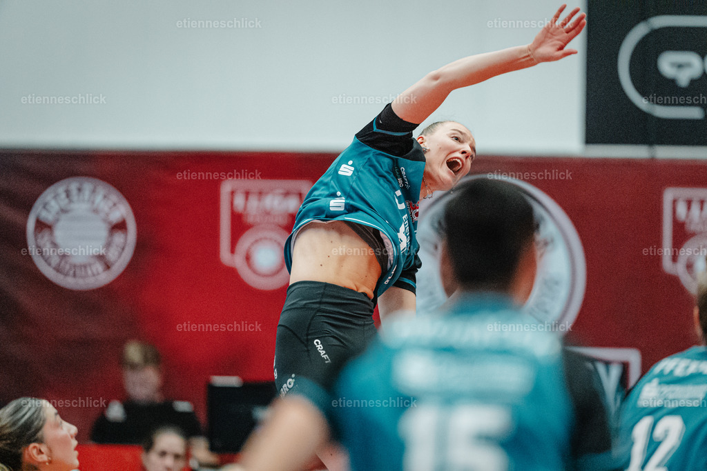 Dresdner SC - Binder Blaubären TSV Flacht, DEKRA 1. Bundesliga Frauen, Volleyball | Im Bild: Angriff durch Jette Kuipers (8, Dresdner SC)24.10.2026, Dresdner SC -  Binder Blaubären TSV Flacht, DEKRA 1. Bundesliga Frauen, Volleyball, Deutschland, Dresden, Cyberport Arena